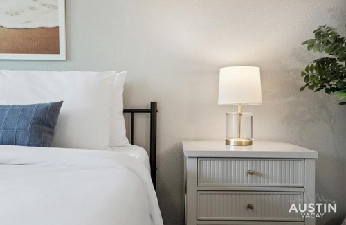 West Campus Apartment | Charming and Spacious Apt in Austin with a Pool