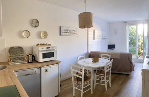 La Couarde-sur-Mer Apartment | Charming apartment 100 m from the beach with garden in res. with a pool
