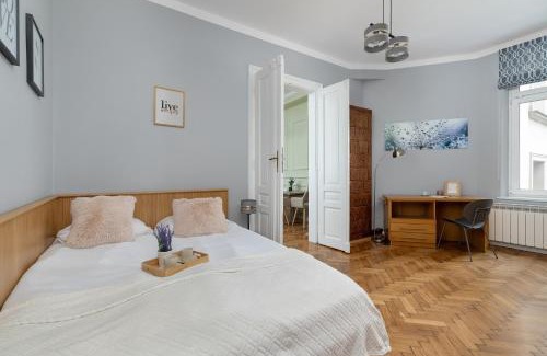 Kazimierz Apartment | Charming Apartments with Desk in Downtown Cracow by Noclegi Renters