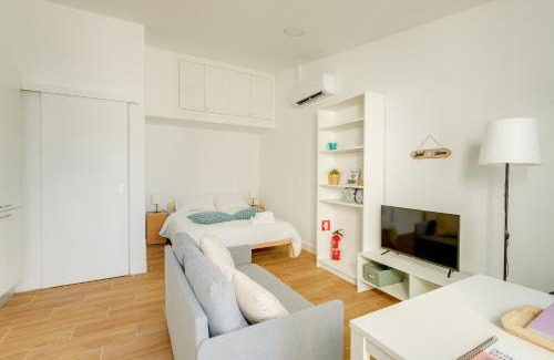 Charneca de Caparica e Sobreda Apartment | Charming Aroeira Beach Studio