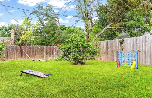 Austin House | Charming Austin Home: 4 Bedrooms, WiFi, & AC – Perfect for Groups!