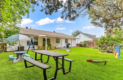 Austin House | Charming Austin Home: 4 Bedrooms, WiFi, & AC – Perfect for Groups!