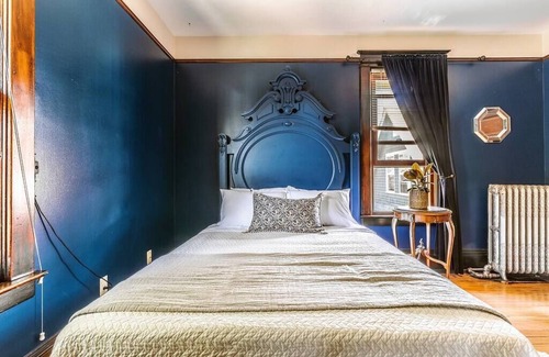 Broadway Hotel | Charming B&B Studio in Capitol Hill Room 1
