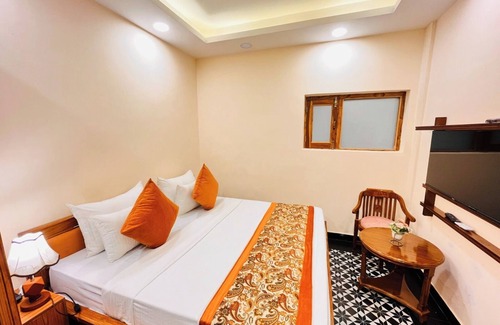 Safdarjung Enclave Bed & Breakfast | Charming B&B with AC and WiFi in vibrant New Delhi