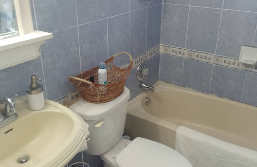Yeoman Wood Bed & Breakfast | Charming B&B with WiFi and AC in Enchanting Freeport