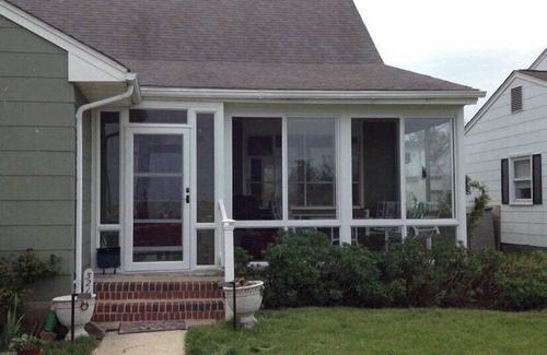 Gold Coast Cottage | "Charming Bayfront Cottage Sleeps 6, Pet-Friendly, Breathtaking Views!"