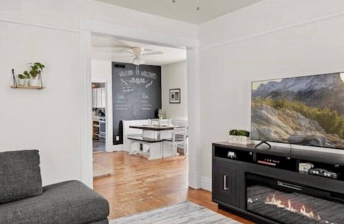 Williams House | Charming BLue victorian home located blocks away from historical Route 66