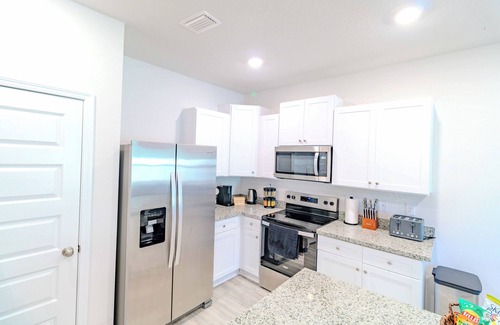 Ferry Pass House | Charming Brand New 3-Bedroom Dream Townhouse!
