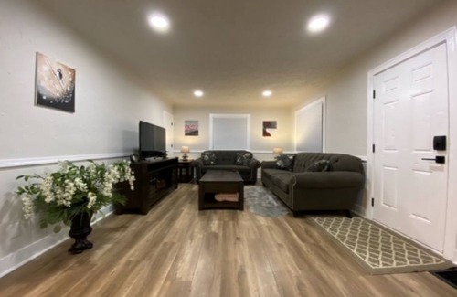 Logan House | 🌳Charming Brick Home 🌳 with bonus space & fenced yard for pets