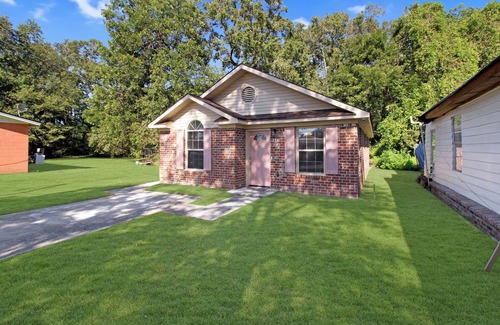 Garden City House | Charming Bungalow Near Downtown Historic Savannah