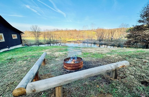 Coshocton Cabin | Charming Cabin Getaway with Pond, Kayaks + Creek