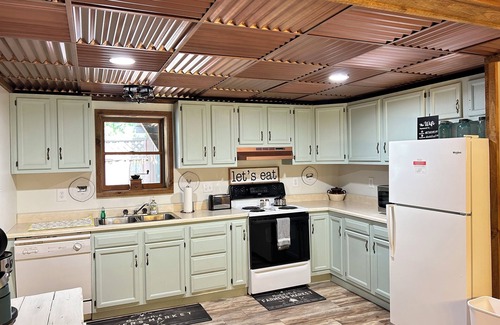 Normalville Cabin | Charming Cabin near 7Springs/Ohiopyle/Fallingwater w/lots of room to spread out