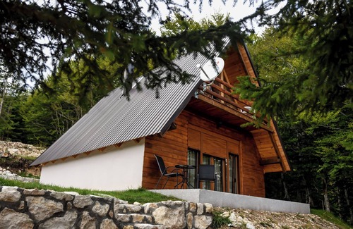 Zabljak Ski Chalet | Charming Cabin Steps from Black Lake – Surrounded by Nature