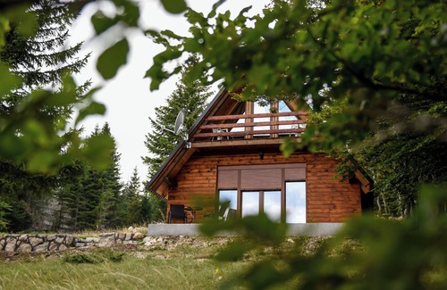 Zabljak Ski Chalet | Charming Cabin Steps from Black Lake – Surrounded by Nature