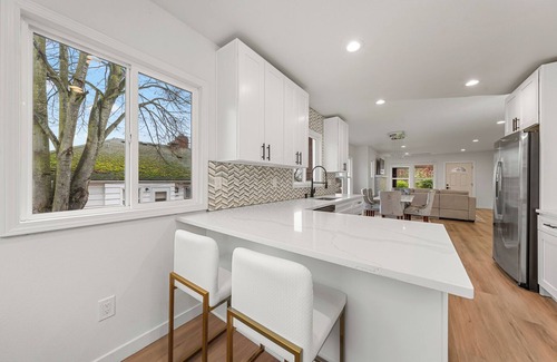 Greenwood House | Charming central Greenlake Seattle location with AC sleeps 6