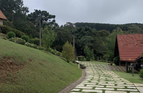 Campos do Jordao Ski Chalet | Charming chalet in a condominium in the middle of nature.