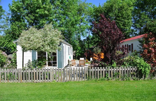 Goedereede Ski Chalet | Charming Chalet in Goedereede with Open Area