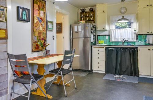 St. Johns House | Charming City Cottage about 8 Mi to Downtown Portland!