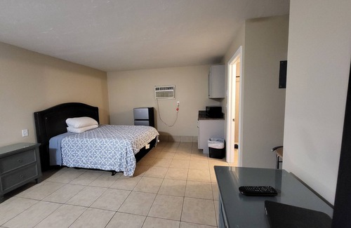 Arcadia House | Charming clean 1-bedroom 1 bath motel with AC and WiFi in Arcadia