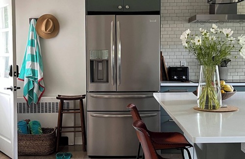 Wakefield-Peacedale House | Charming Coastal Cape walk to town & waterfront