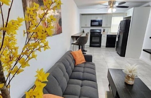 Northwest Orlando House | Charming College pk Duplex @Lake Fairview Sleeps 8