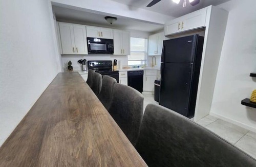 Northwest Orlando House | Charming College pk Duplex @Lake Fairview Sleeps 8
