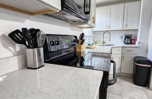Northwest Orlando House | Charming College pk Duplex @Lake Fairview Sleeps 8