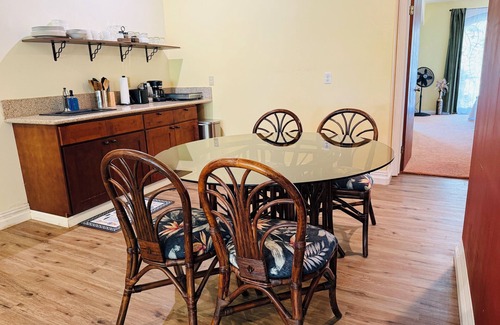 Hakalau Apartment | Charming & Comfy Oceanfront Gem views -Balcony