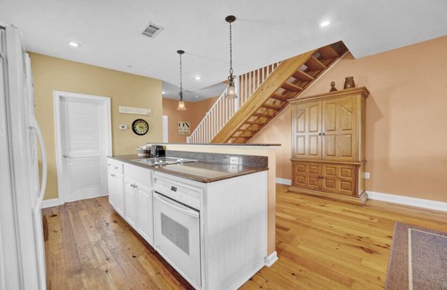 Cape San Blas Condo | Charming Condo in Cape San Blas with Amazing Views, Pool, Hot Tub, and Beach Access – Sleeps 7!