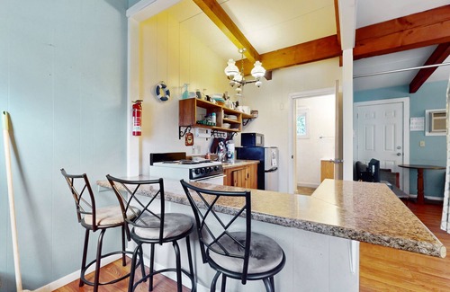 Ogunquit - Wells Apartment | Charming condo suite near the beach & dining with pool & grill