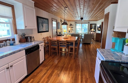 Crescent Beach Cottage | Charming Cottage perfect for Small Family or Girlfriends Get Away with pool!