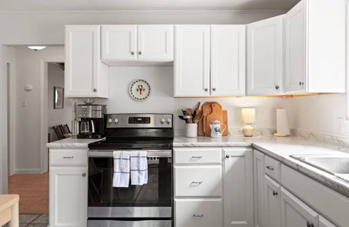 Old Orchard Beach Cottage | Charming cottage short walk to beach!