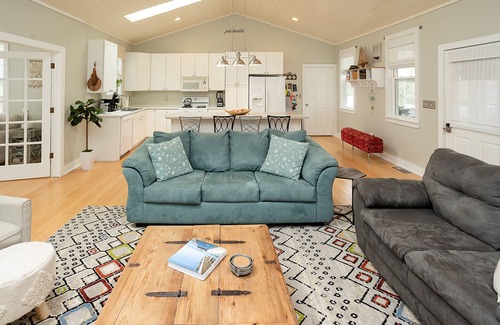 New Buffalo Cottage | Charming cottage 2blks to town, walking distance to beach & restaurants, hot tub