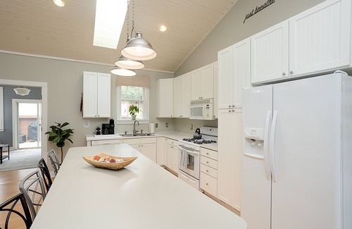 New Buffalo Cottage | Charming cottage 2blks to town, walking distance to beach & restaurants, hot tub