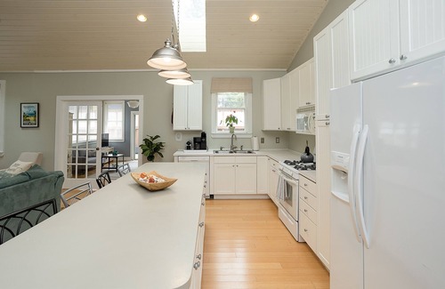 New Buffalo Cottage | Charming cottage 2blks to town, walking distance to beach & restaurants, hot tub