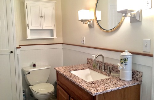 Irving House | Charming cottage by the lake