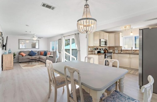 Clear Lake Shores Cottage | Charming Cottage Close to Kemah Boardwalk