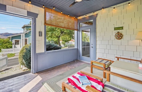Oroville Cottage | Charming cottage close to the pool, hot tub, beach and more!