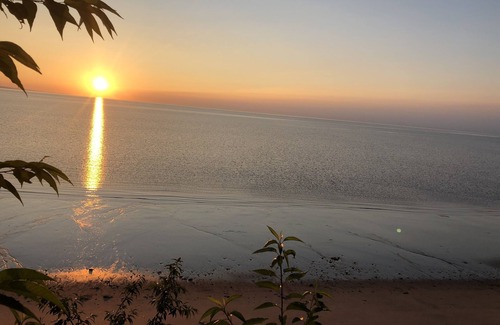 Pointe-Lebel Ski Chalet | Charming cottage directly on the beach at Pointe-Lebel.