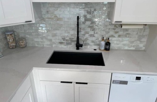 Delray Beach Cottage | Charming cottage, fast WIFI, dog OK, Fenced & Gated, walk to Ave, 8 min to beach