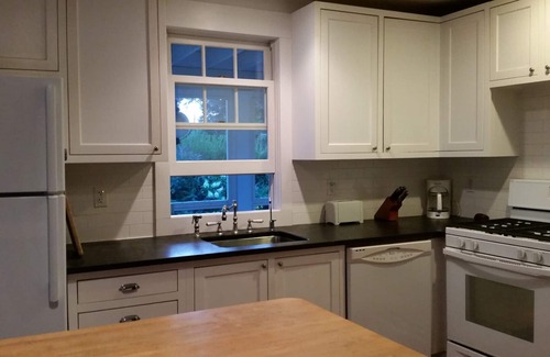 Brookhaven Cottage | Charming Cottage Getaway, 5 minutes east of Bellport Village