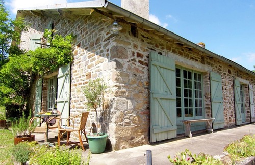 Le Chalard Cottage | Charming Cottage in Ladignac-le-Long with Garden