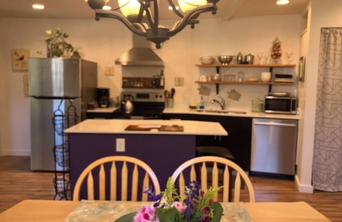 Bryn Mawr-Skyway Cottage | Charming cottage in scenic Seattle with AC, WiFi, and all the comforts of home.