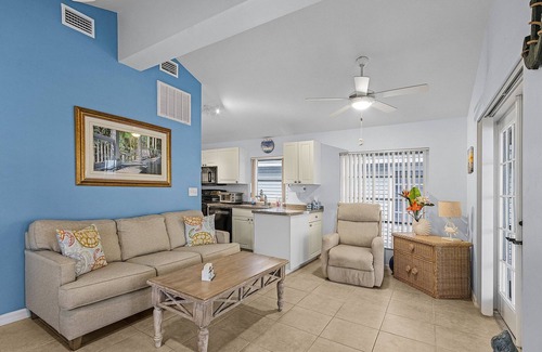 Matlacha Condo | Charming Cottage in the Heart of Matlacha – Walk to Shops & Bay Views!