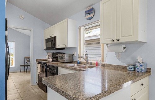 Matlacha Condo | Charming Cottage in the Heart of Matlacha – Walk to Shops & Bay Views!