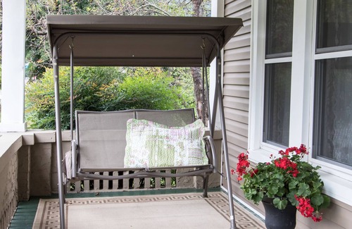 Hot Springs House | Charming Cottage in town~on Appalachian Trail~Mountain Views~