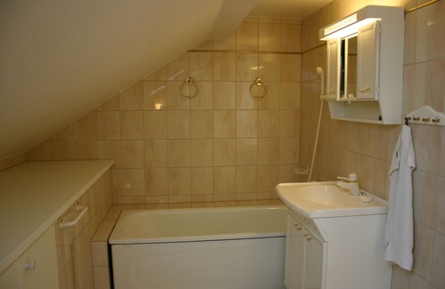 Hallstavik House | Charming cottage near the sea