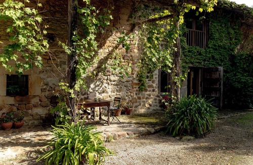 Treceno Cottage | Charming cottage on Palacio de Hualle estate, minutes to beaches, near Comillas
