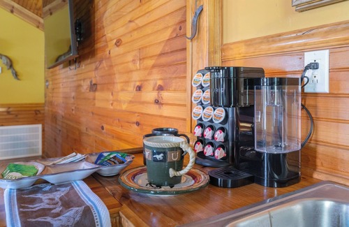 Idlewild House | Charming Cottage on 70 acre Horse Ranch, 14 miles from I-40, Carroll County, TN