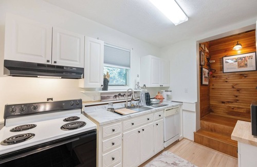 Idlewild House | Charming Cottage on 70 acre Horse Ranch, 14 miles from I-40, Carroll County, TN